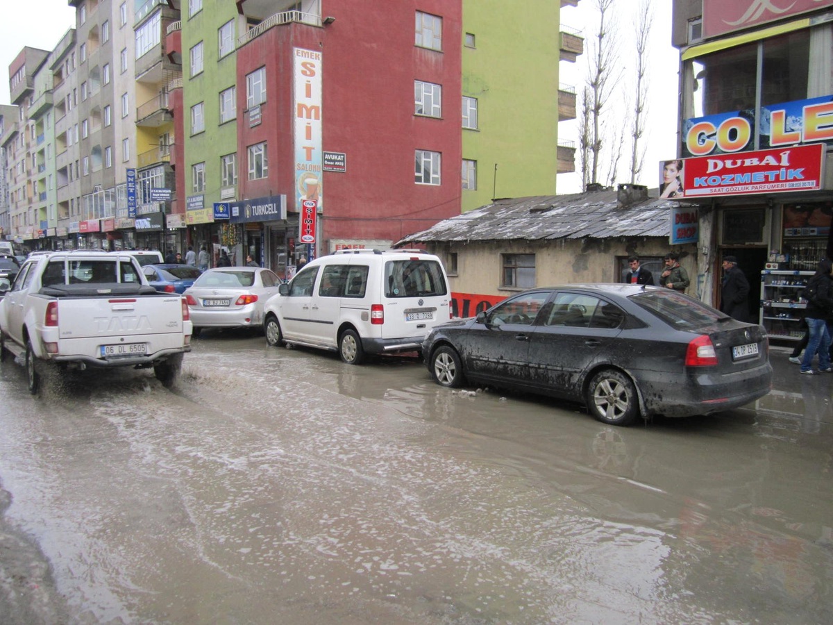 Kar Eriyince Çarşı Merkezi Gölete Döndü