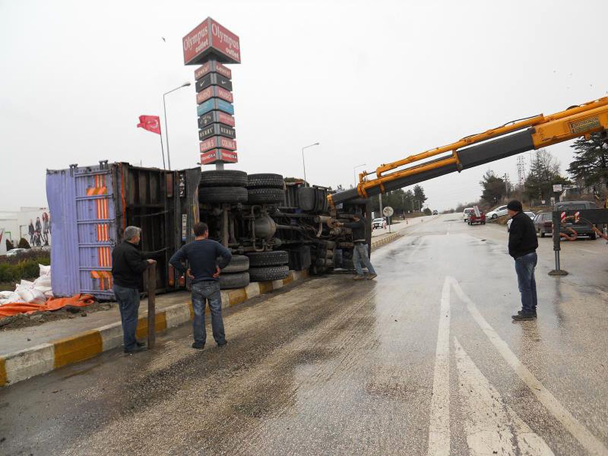 Keşan\'da Devrilen Kamyon, Yolu Trafiğe Kapadı