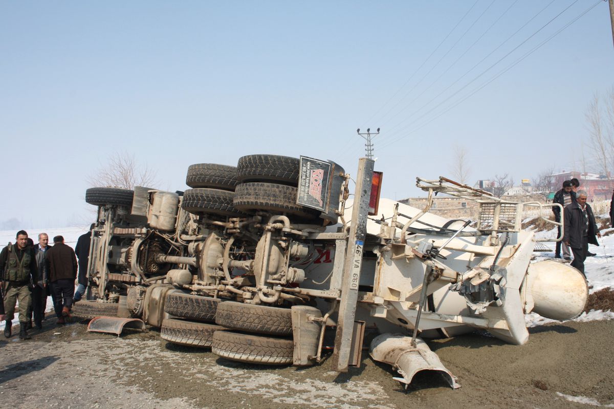 Kontrolden Çıkan Beton Mikseri Devrildi