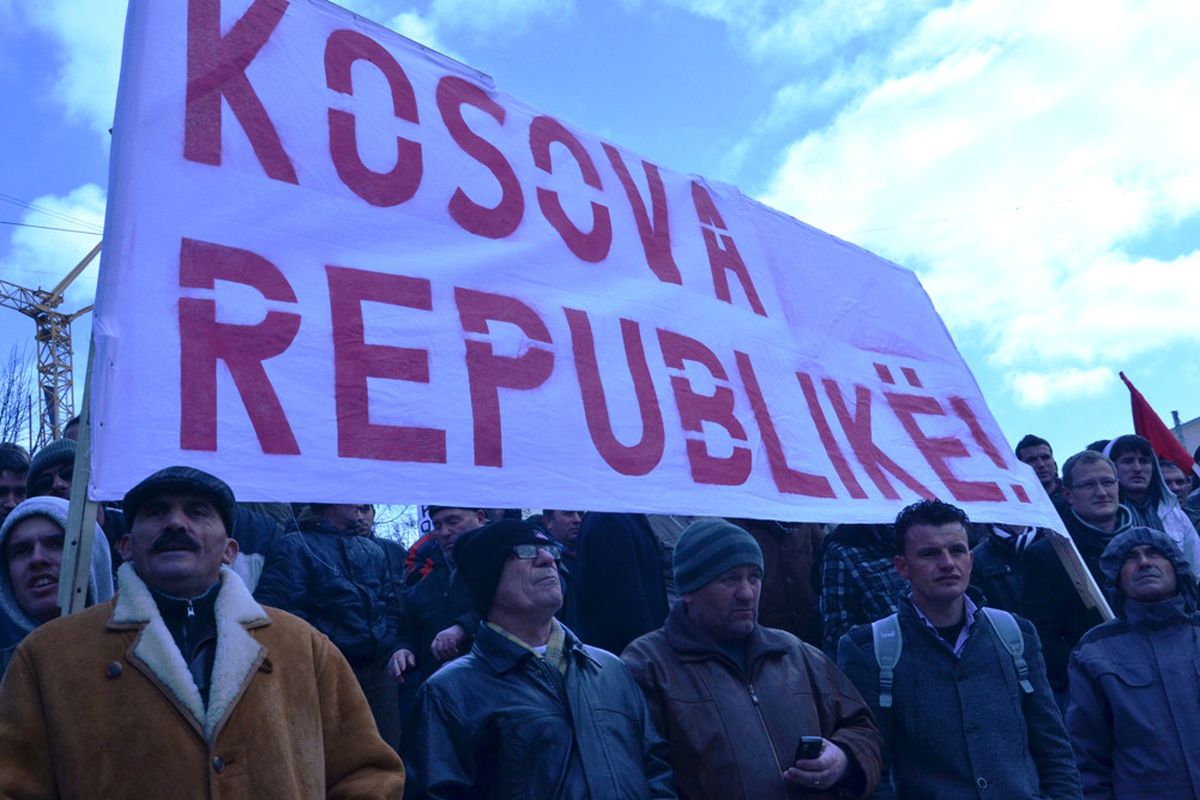 Kosova\'da Halk Sırbistan\'la Anlaşmayı Protesto İçin Meydandaydı