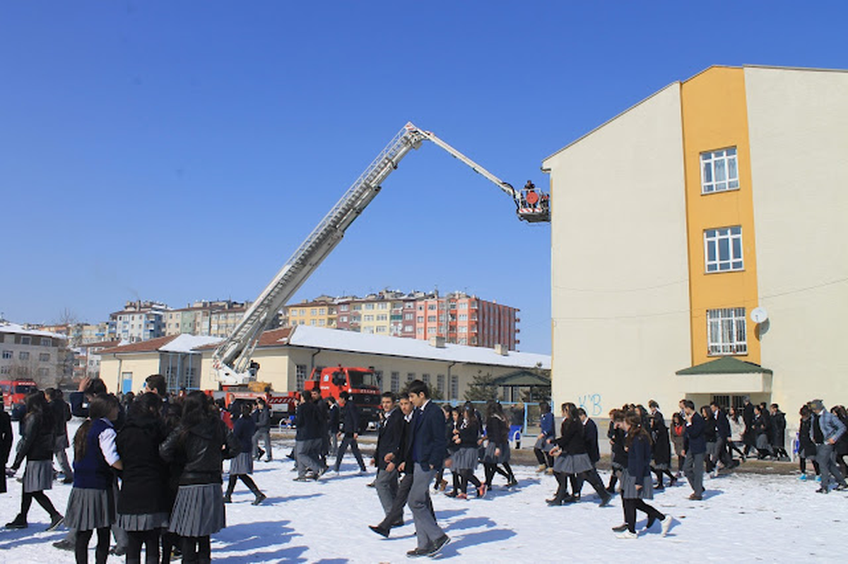 Lise Öğrencilerine Yangın Tatbikatı