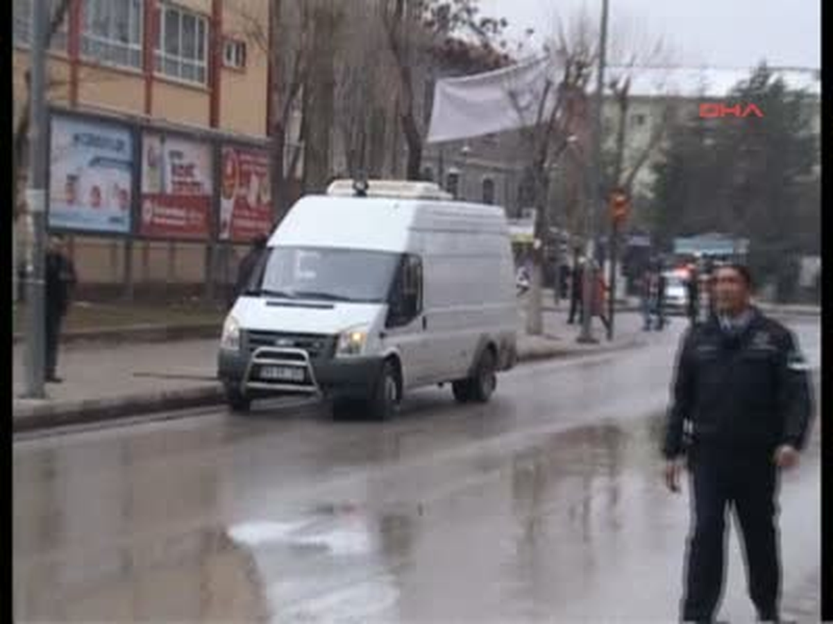 Otobüs Durağında Unutulan Çanta Panik Yarattı