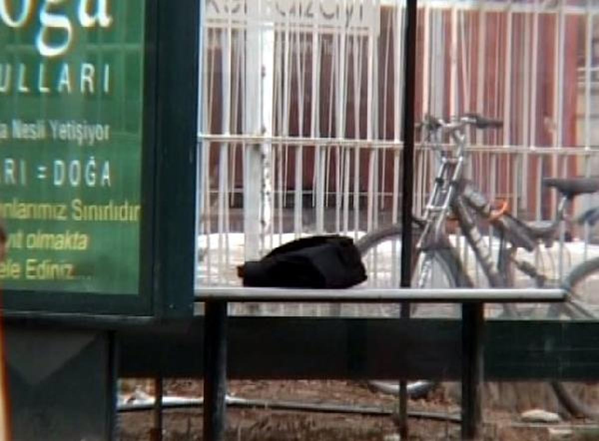 Otobüs Durağındaki Çanta Panik Yarattı