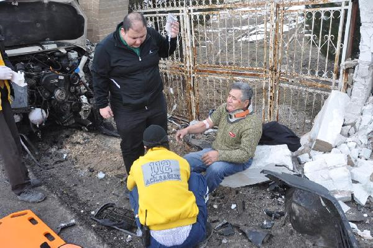 Otomobil, Yolcu Minibüsüyle Çarpıştı: 13 Yaralı