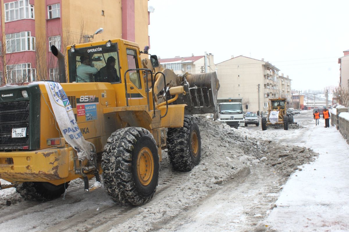 Palandöken\'de Kar Temizleme Çalışmaları Devam Ediyor…