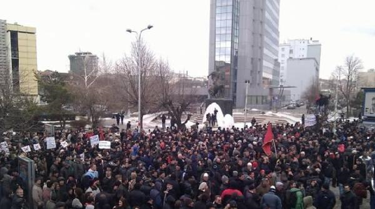 Priştine\'de Binlerce Kişi Kosova ile Sırbistan Arasında İmzalan Anlaşmayı Protesto Etti