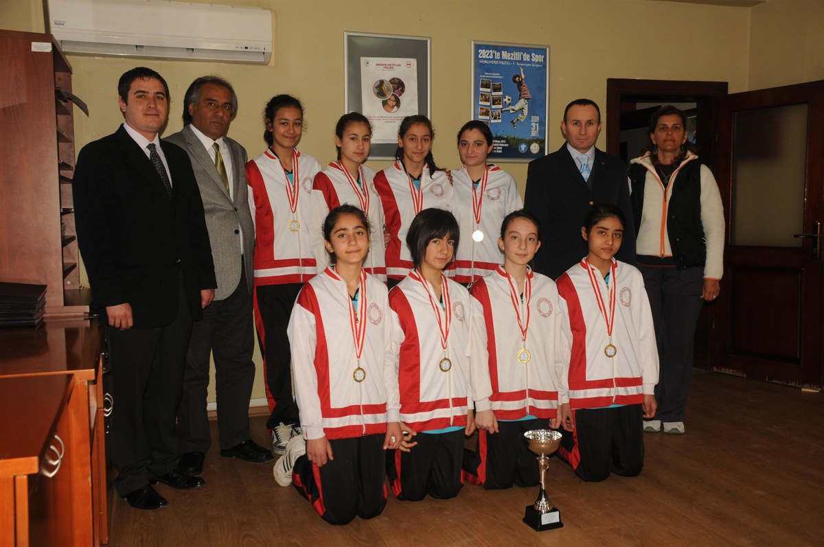Şampiyon Voleybolculardan Kıcıroğlu\'na Ziyaret