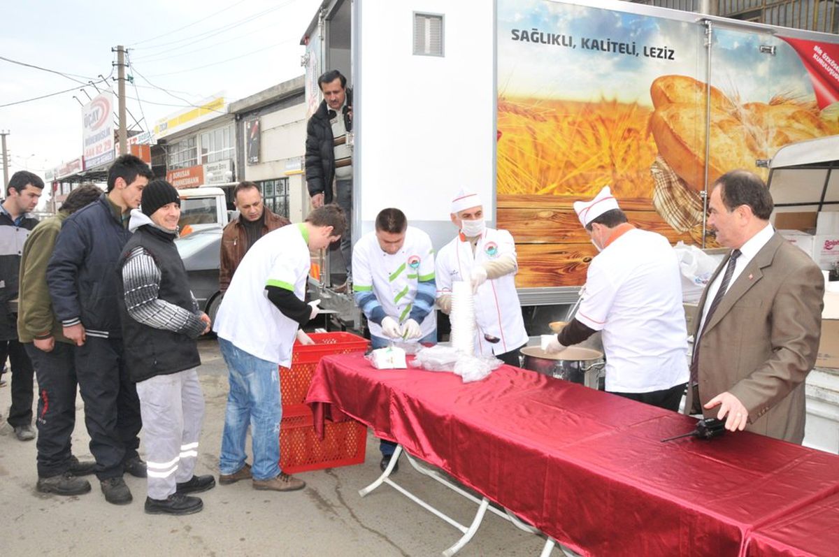 Sanayideki Çıraklara Çorba Ekmek