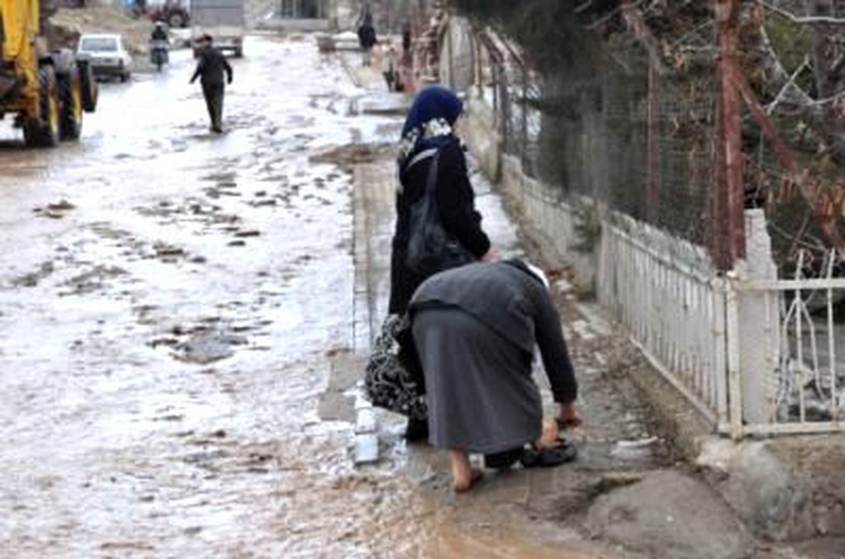 Sandıklı\'da Eriyen Kar Sele Neden Oldu (2)