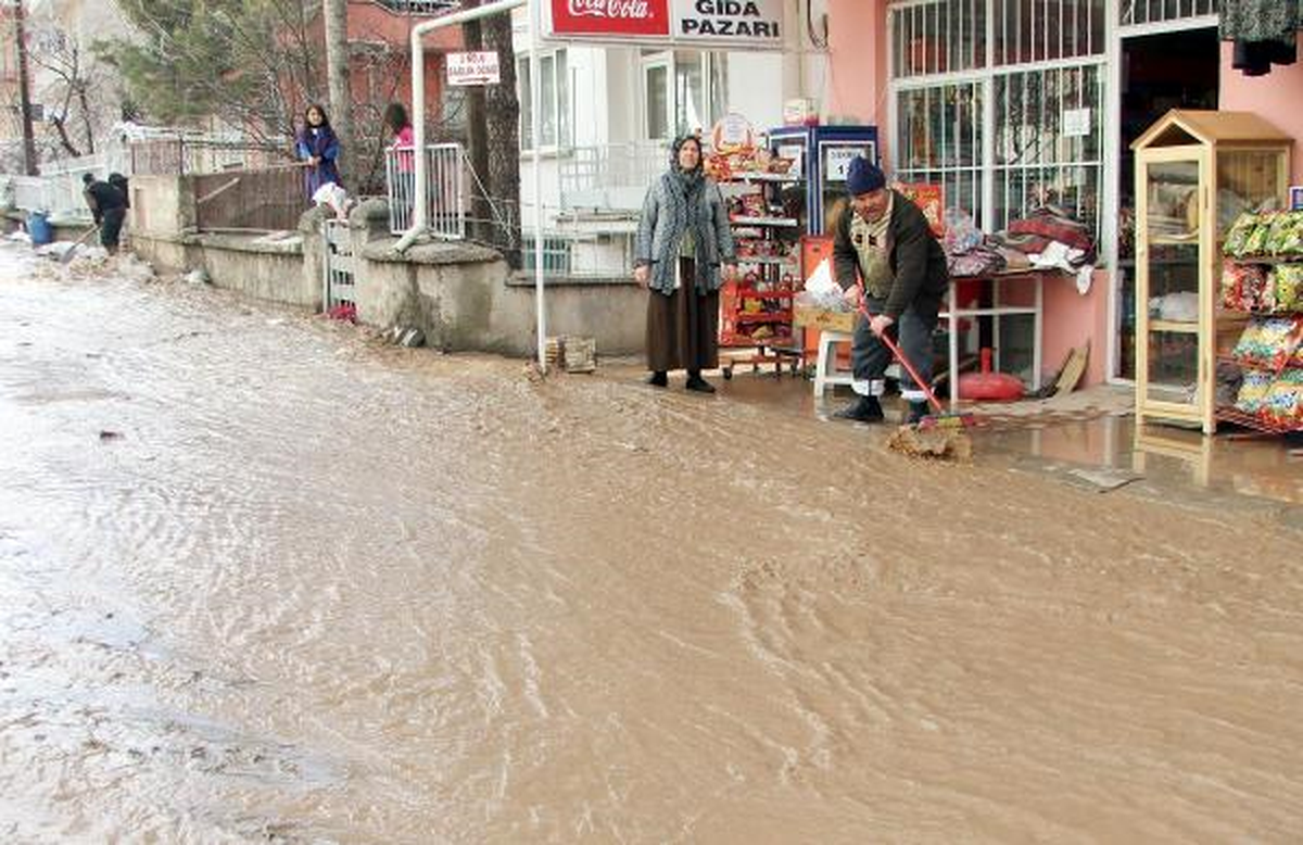 Sandıklı\'da Eriyen Kar Sele Neden Oldu