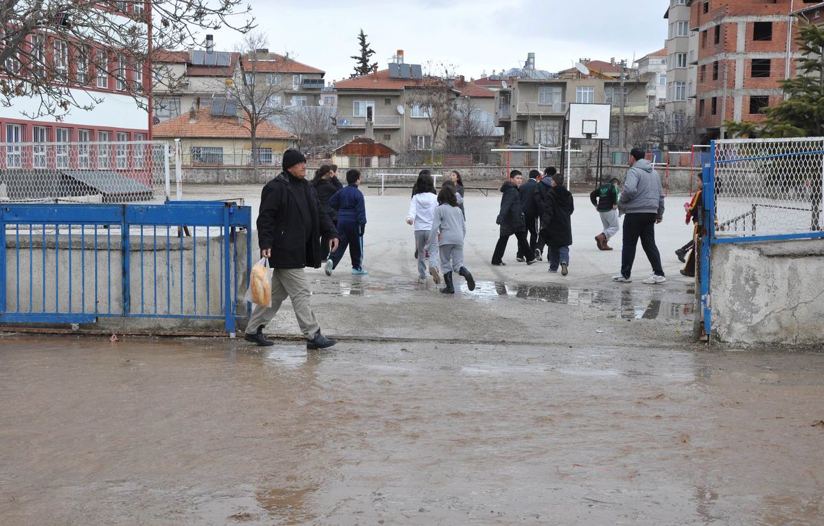 Sandıklı\'da Eriyen Kar Suları Sele Neden Oldu