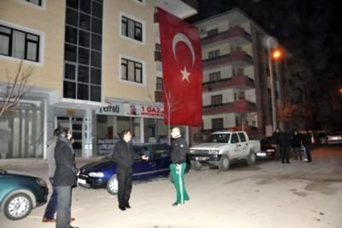 Şehit Astsubayın Cenazesi Babaevinde
