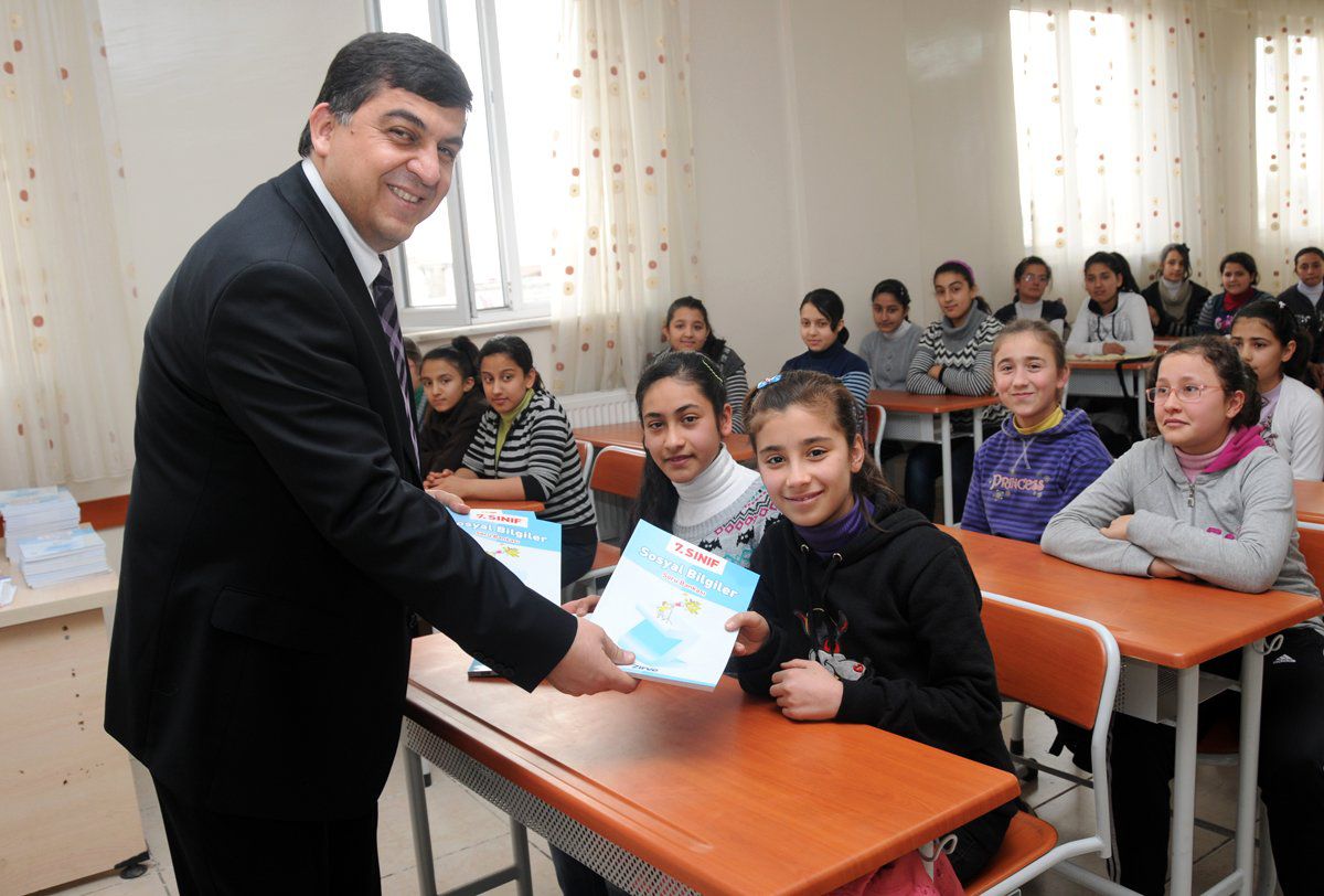 Şehitkamil Belediyesi\'nden Bin 500 Öğrenciye 10 Bin Kitap Hediye