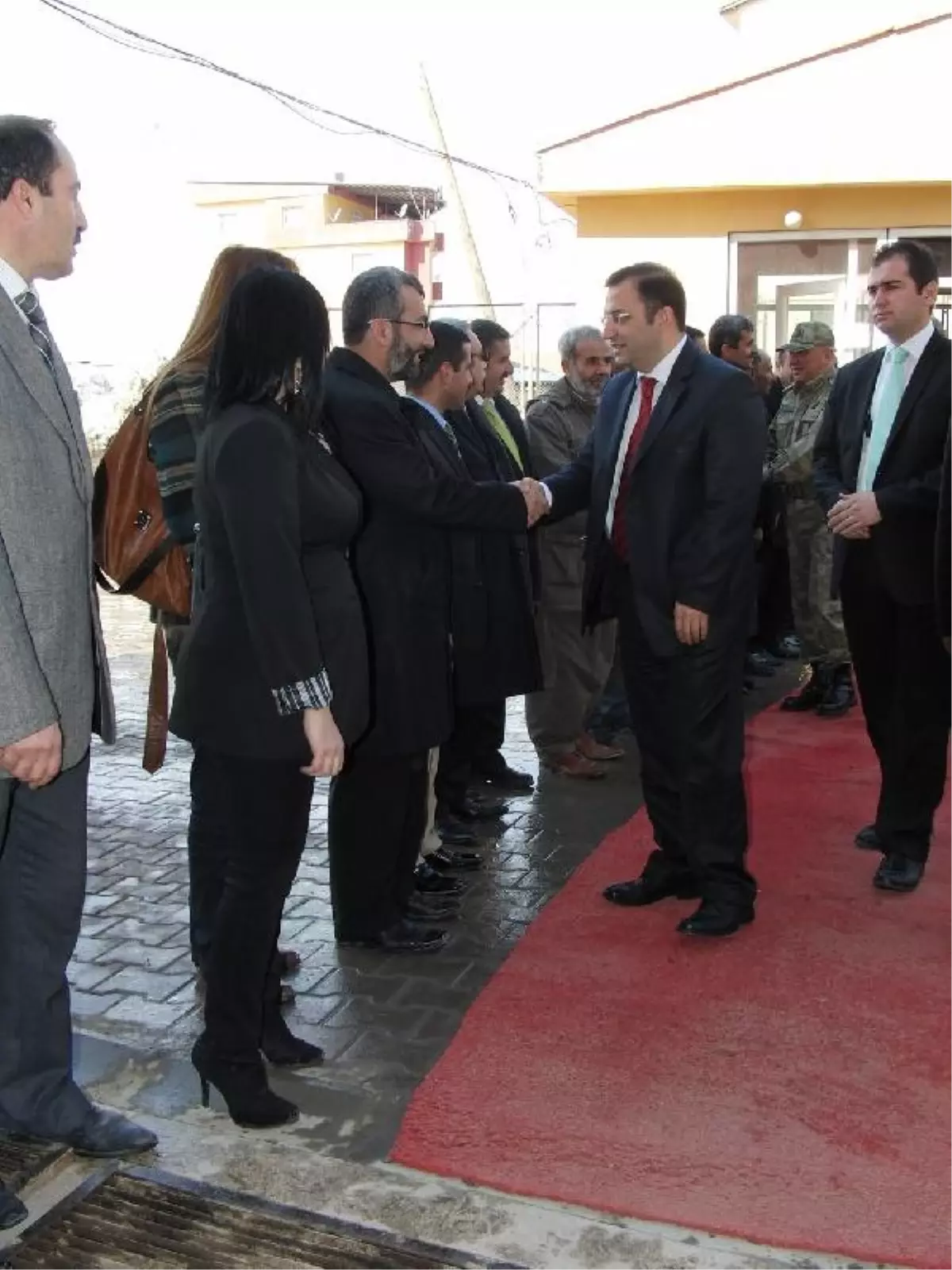 Şemdinli\'de Öğrenci Yurdu, Oyun ve Etüt Merkezi Açıldı