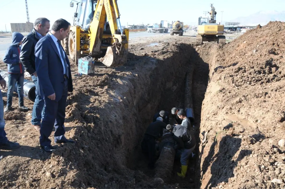 Silopi Belediyesi Su Sızdıran Ana Boru Hattını Onardı