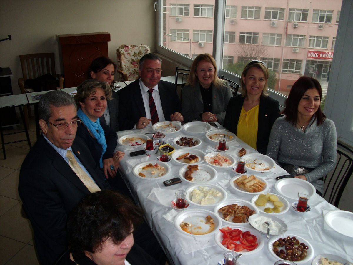 Söke Kadın Girişimcilerden MHP\'ye Ziyaret