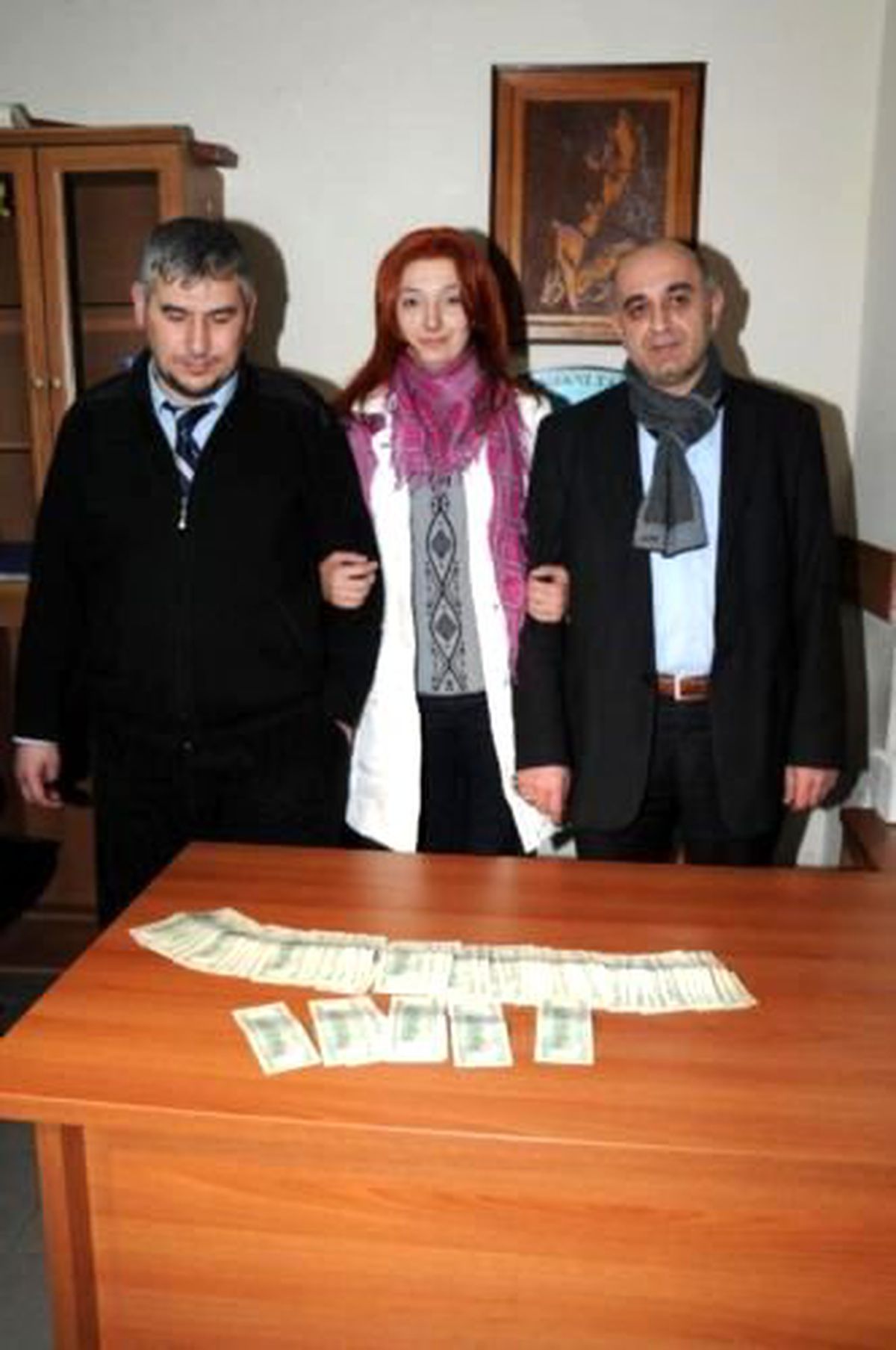 Unutulan 10 Bin Doları Teslim Etti