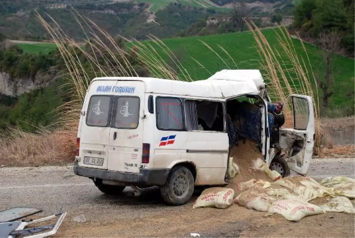 TIR\'la Çarpışan Minibüste 3 Ölü