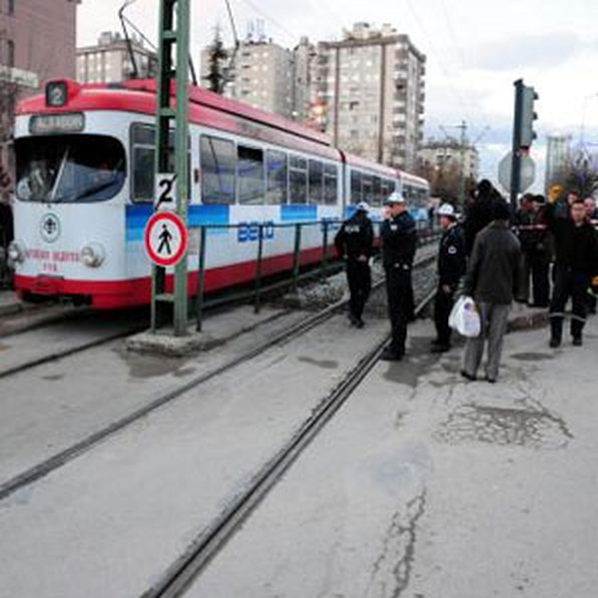 Tramvayın Altında Kalan Yaşlı Kadın Hayatını Kaybetti