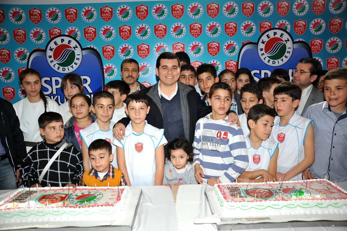 Tütüncü 42 Öğrencinin Yaş Günü Kutlamasına Katıldı