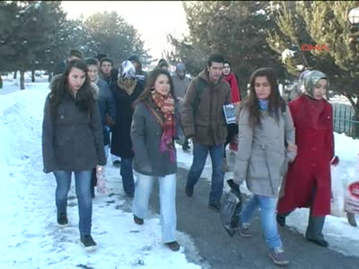 Üniversitelilerden Ekmekli Mücadele