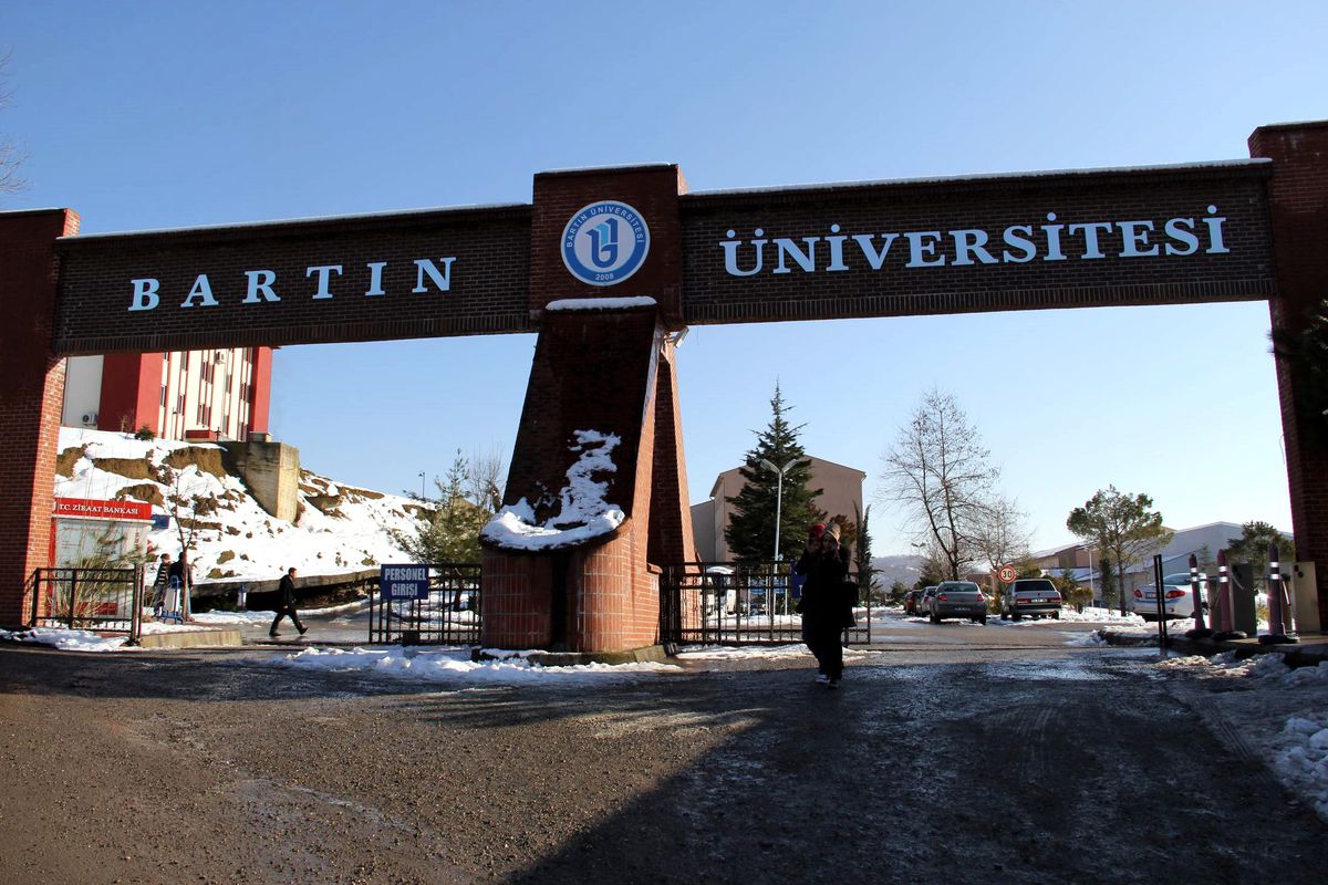 Üniversitede İstinat Duvarı Çöktü