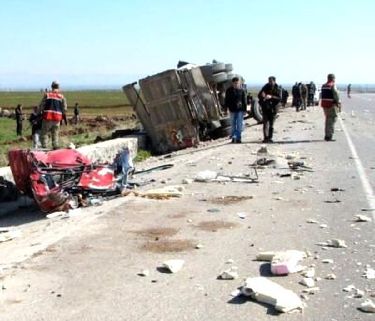 Viranşehir\'de Tır, Kamyona Çarptı: 2 Yaralı