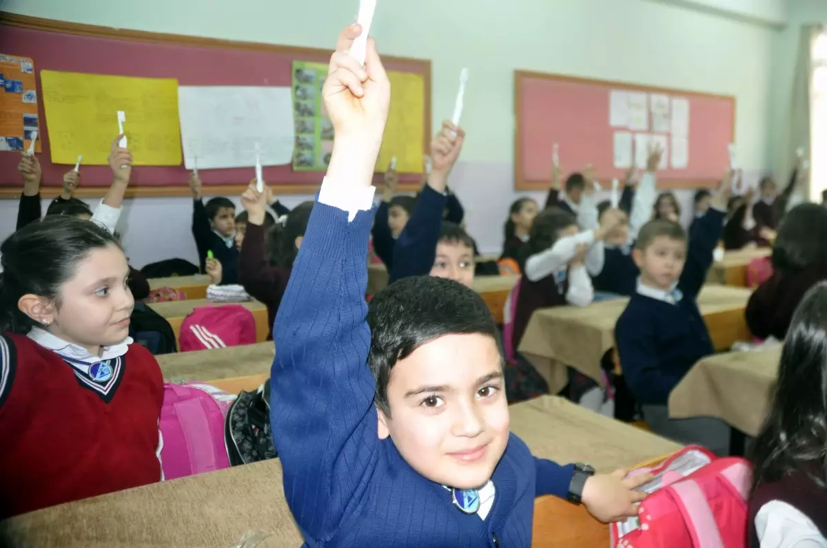 52 Bin Öğrenciye Flor Jel Uygulaması Yapıldı