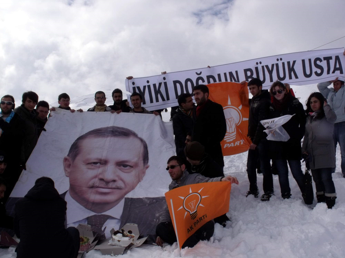Ak Gençler Başbakan İçin Pasta Kesti