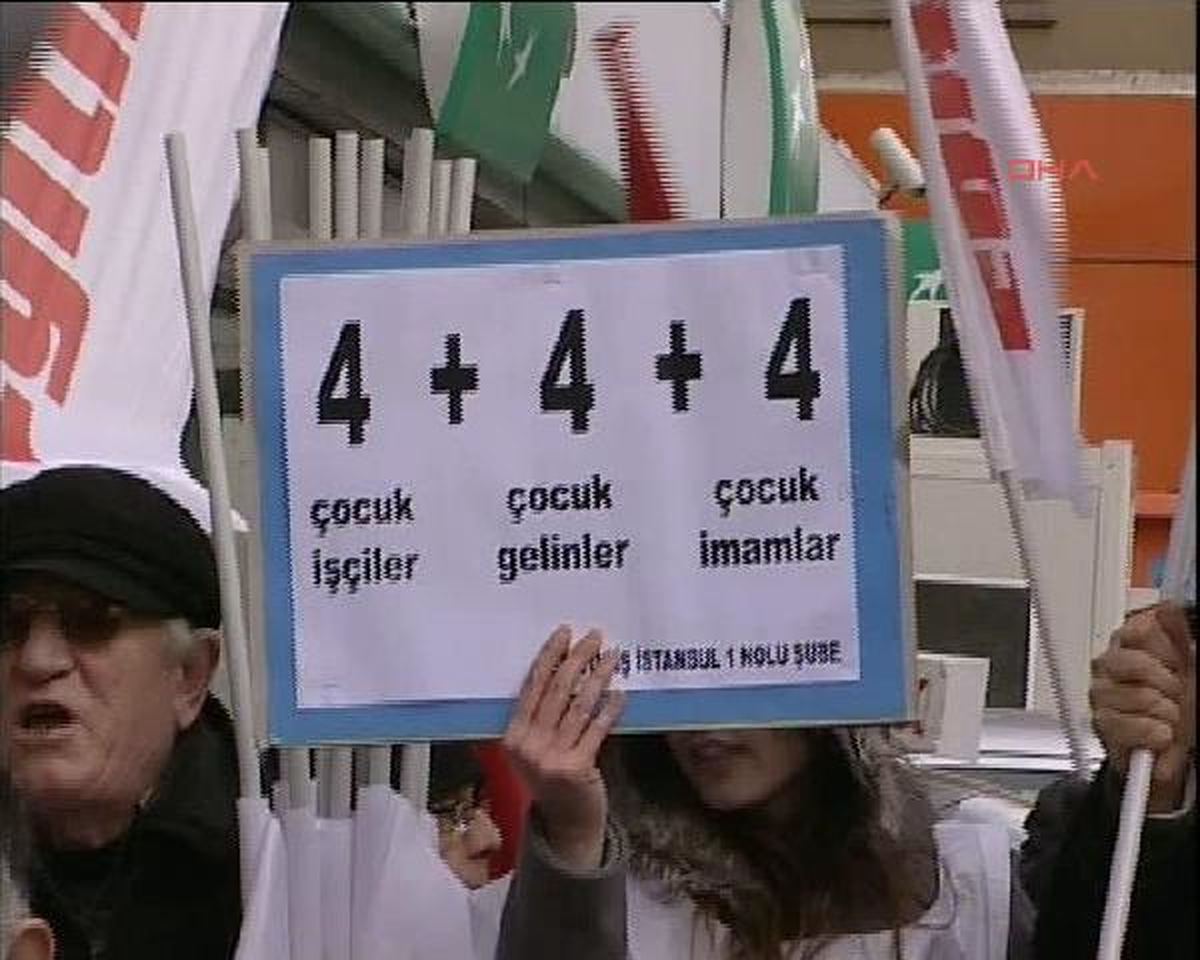 AK Parti Önünde "4 + 4 + 4" Protestosu