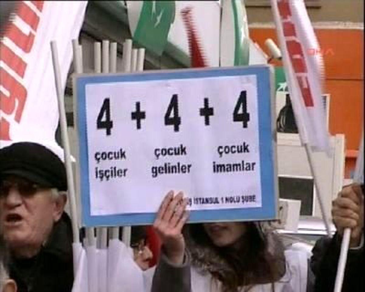 AK Parti Önünde "4 + 4 + 4" Protestosu