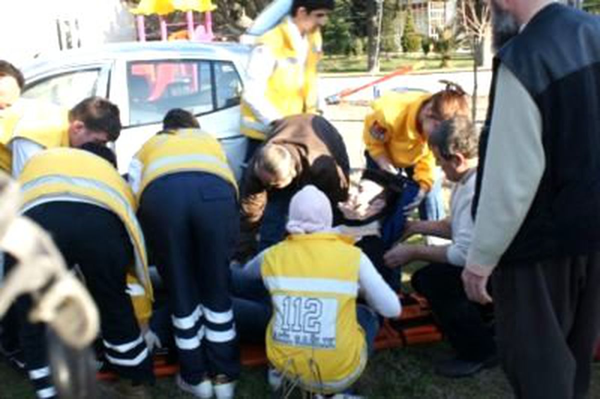 Ambulans Takla Attı: 3 Yaralı