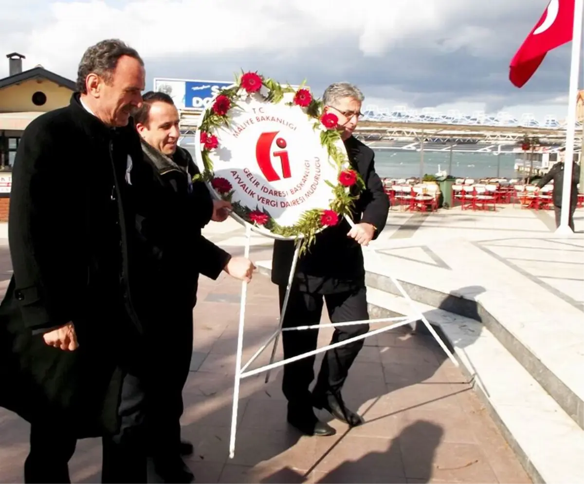 Ayvalık'ta Vergi Haftası'na Bir Gün Gecikmeli Çelenk Töreni