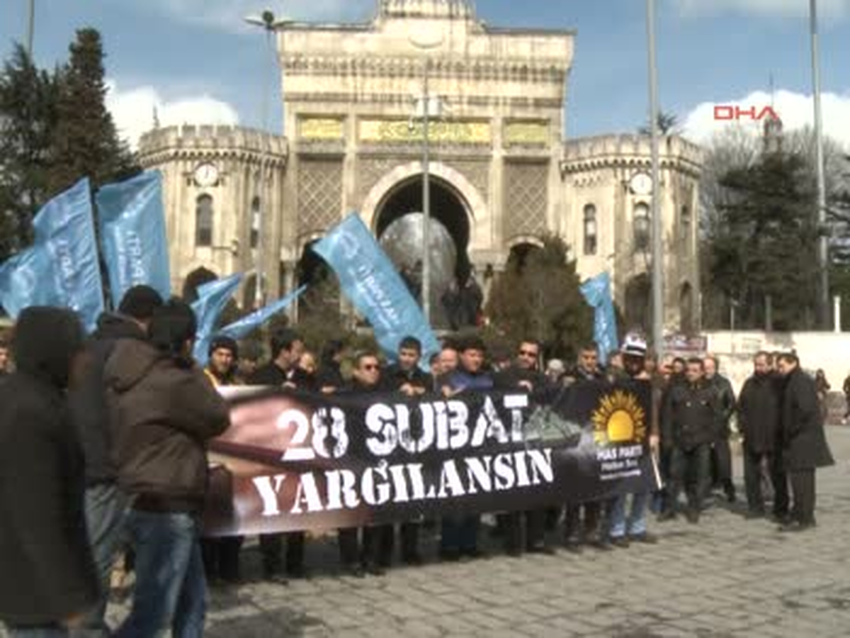 Beyazıt\'ta 28 Şubat Protestosu