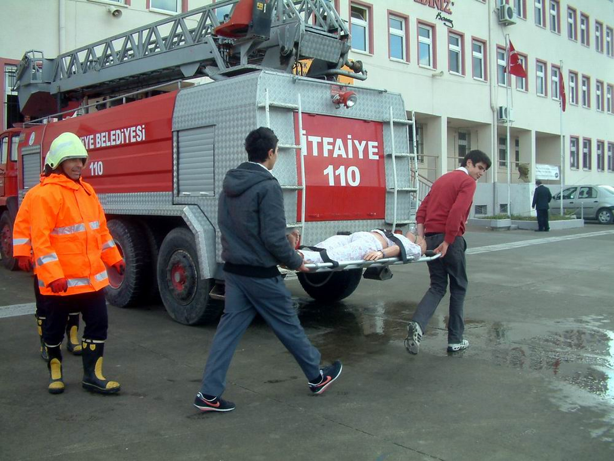Burhaniye\'de Deprem ve Yangın Tatbikatı