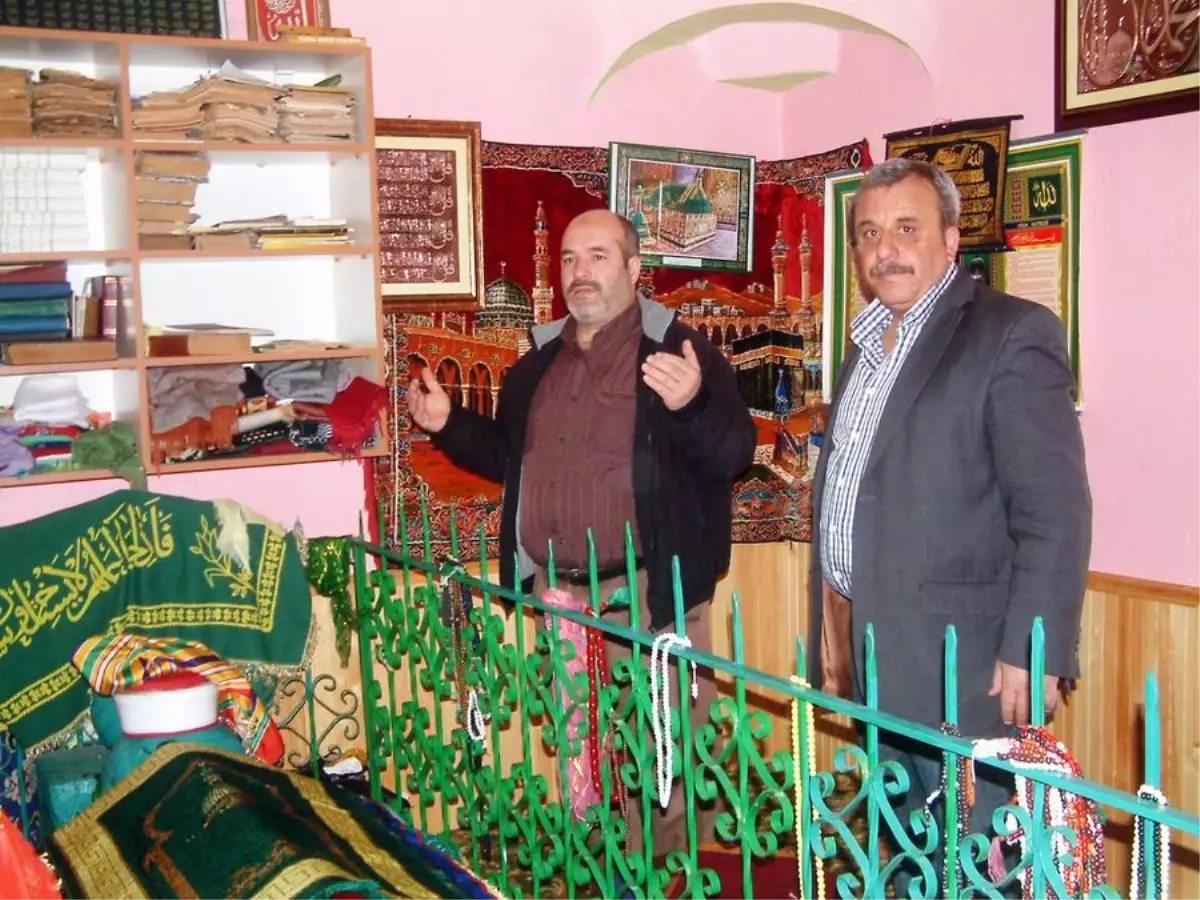 Burhaniye\'deki Sinan Dede Türbesi Işıklandırıldı