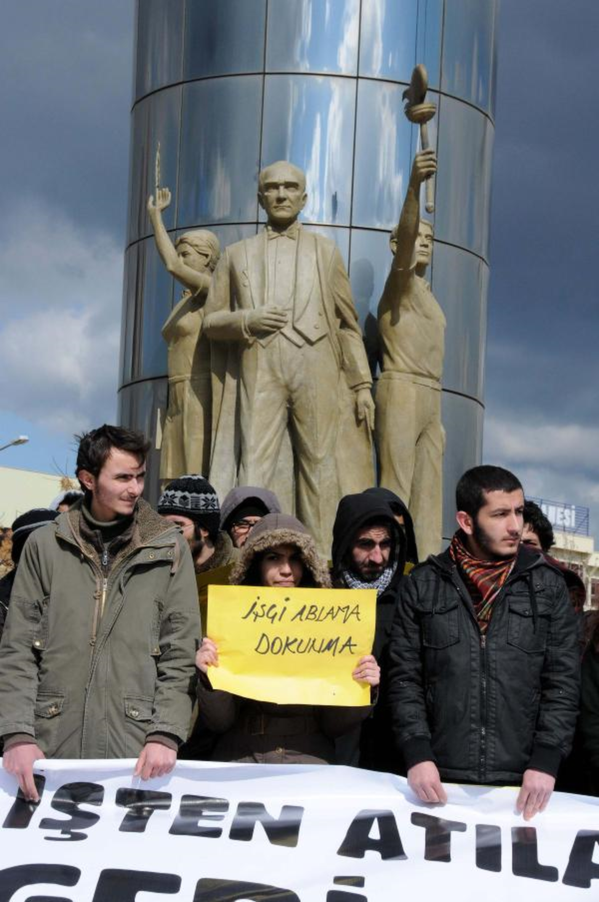 Çomü'de İşten Atılanların Direnişi Sürüyor