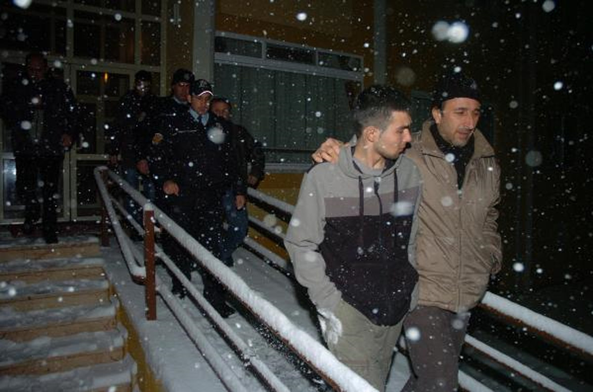 Dedikodusunu Yaptığını Öne Sürdüğü Komşusunun Sırtına Makas Sapladı