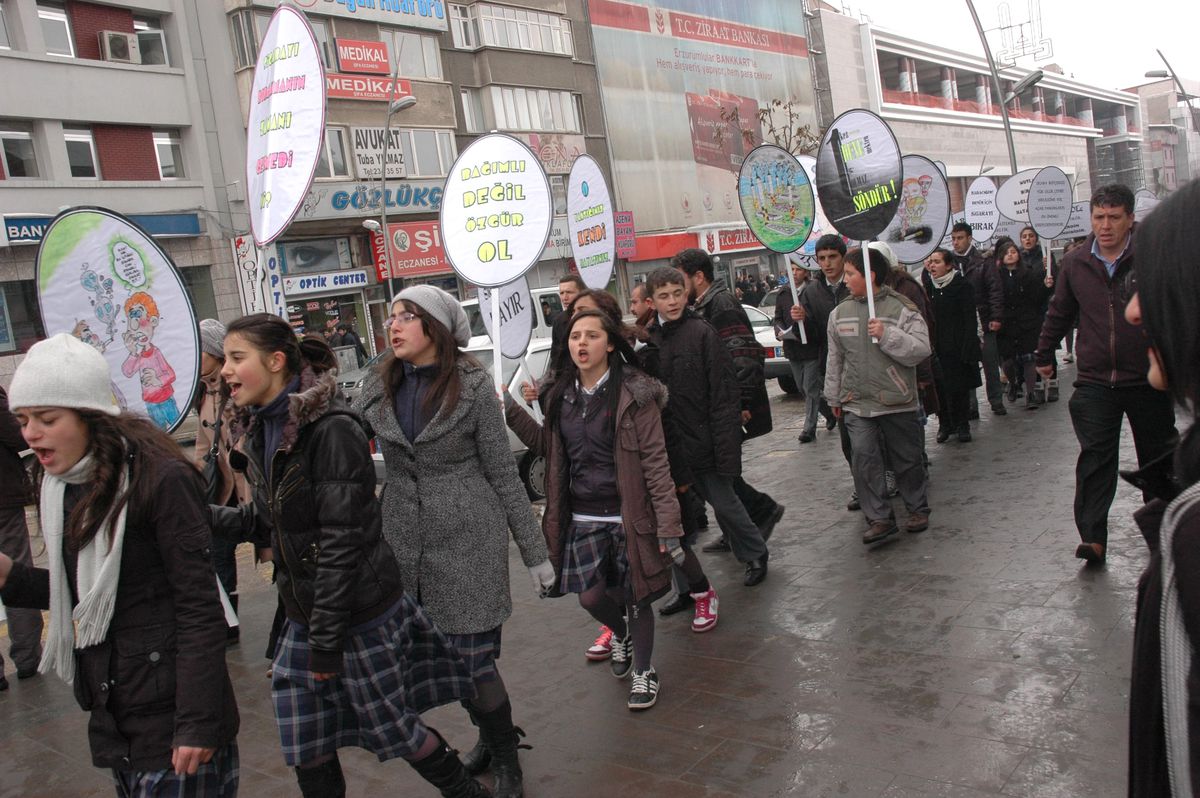 Erzurum\'da Bağımlılığa Son Bilinçlendirme Yürüyüşü