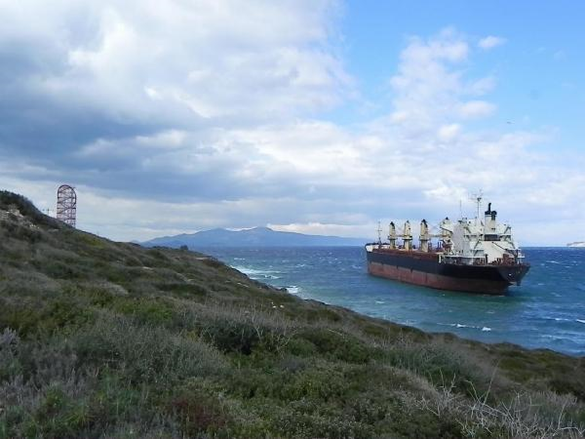 Foça\'da Gemi Karaya Oturdu