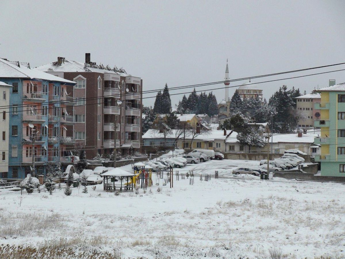Gediz'de Yoğun Kar Yağışı Nedeniyle Okullar Bir Gün Tatil Edildi