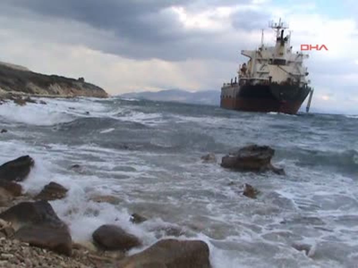 Foça\'da Gemi Karaya Oturdu