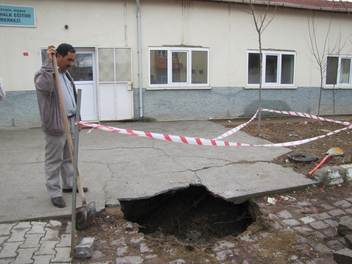 Hisarcık\'ta Okul Bahçesinde Çökme Sonucu Oluşan Çukur Korkuttu