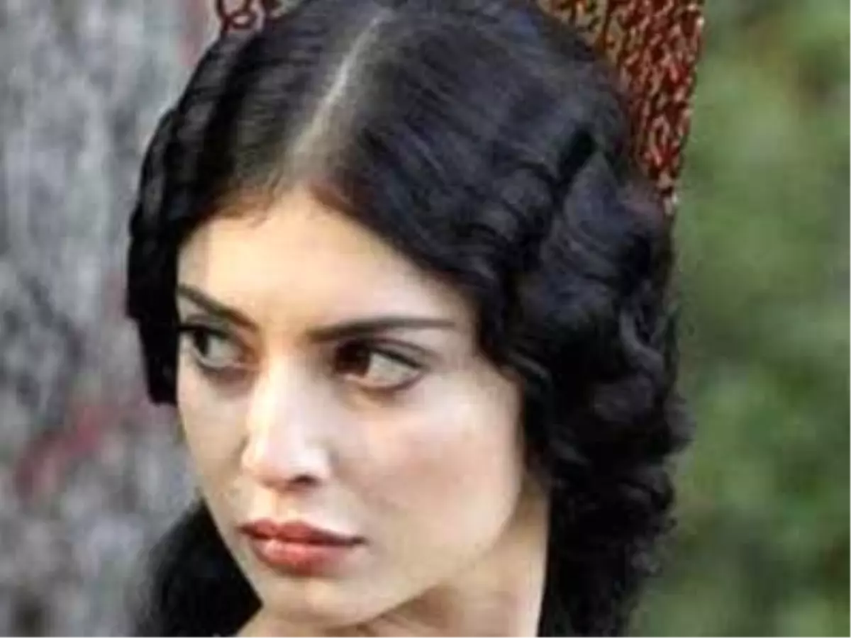 İpek Yalova\'nın Medya Paniği