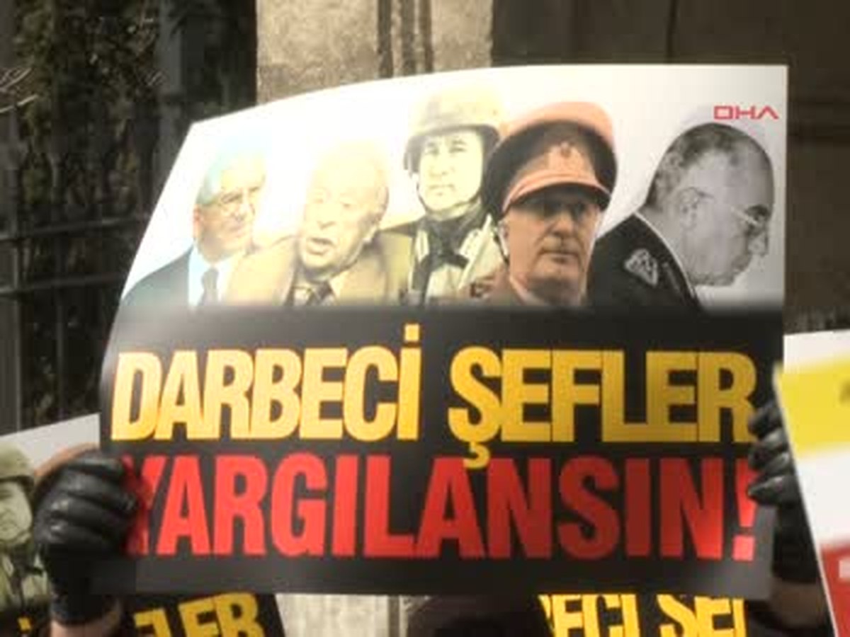 İstanbul Üniversitesi Önünde "28 Şubat" Protestosu