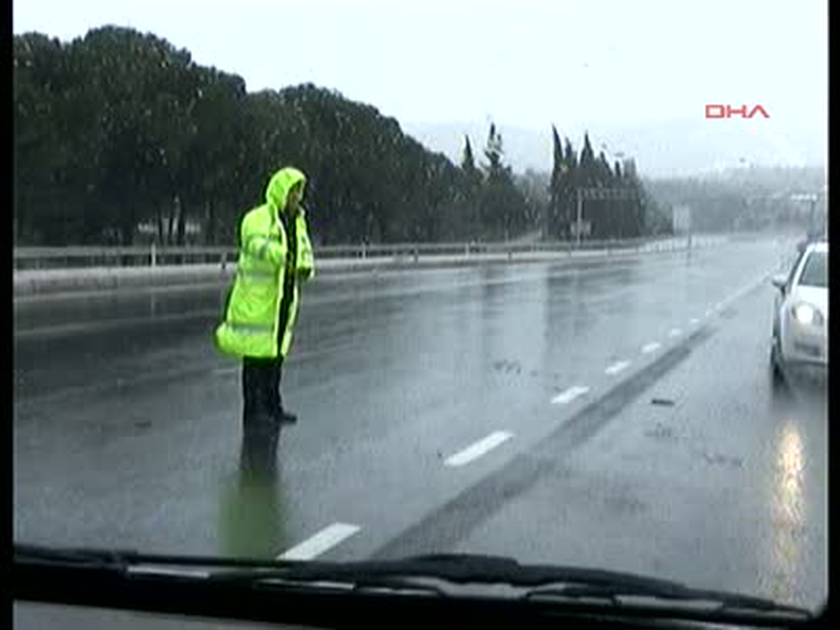 İzmir\'de Kar ve Buzlanma Hayatı Olumsuz Etkiledi