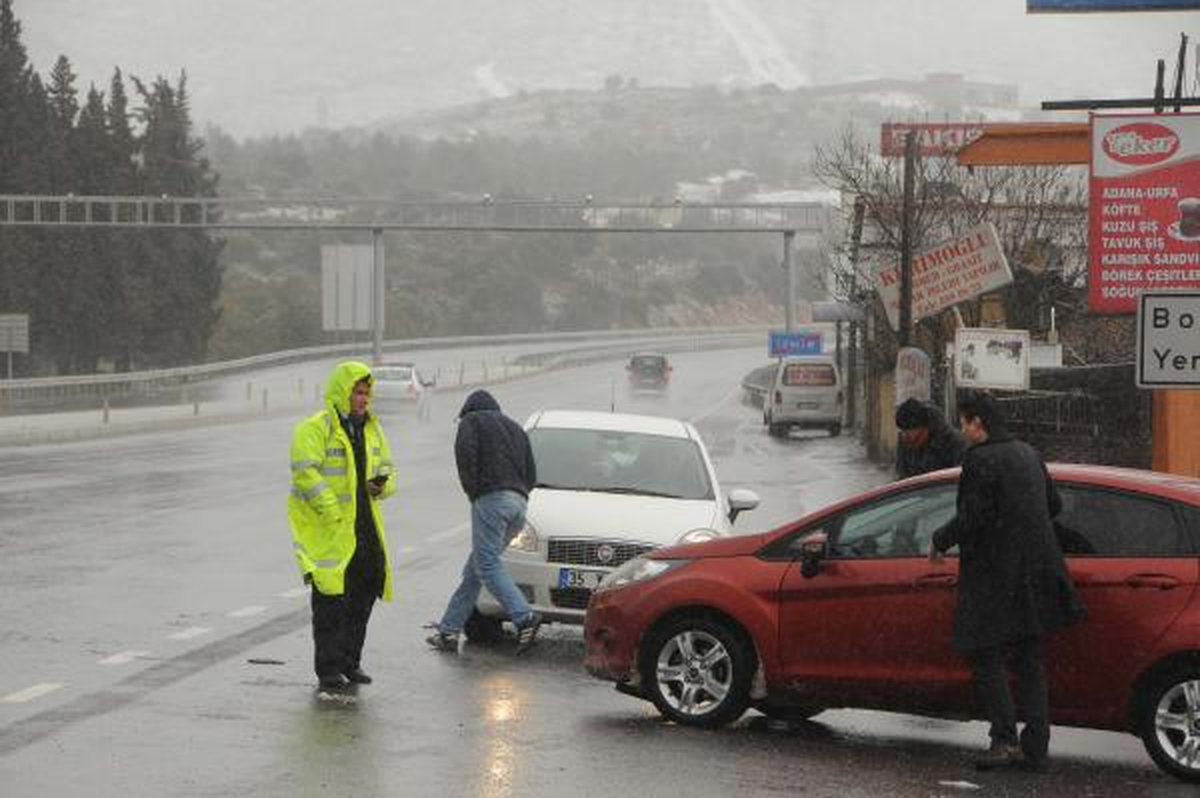 İzmir\'de Kar ve Buzlanma, Yaşamı Olumsuz Etkiledi