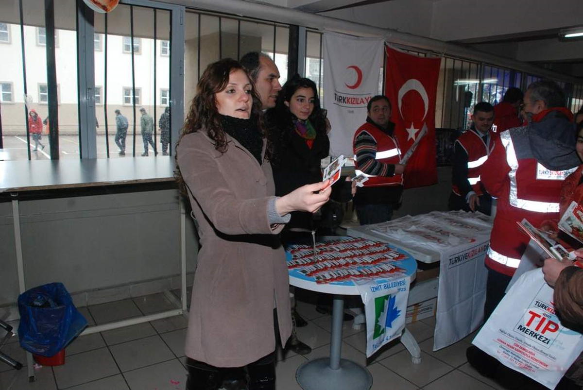 İzmit Belediyesi\'nden Lise Öğrencilerine Deprem Tatbikatı