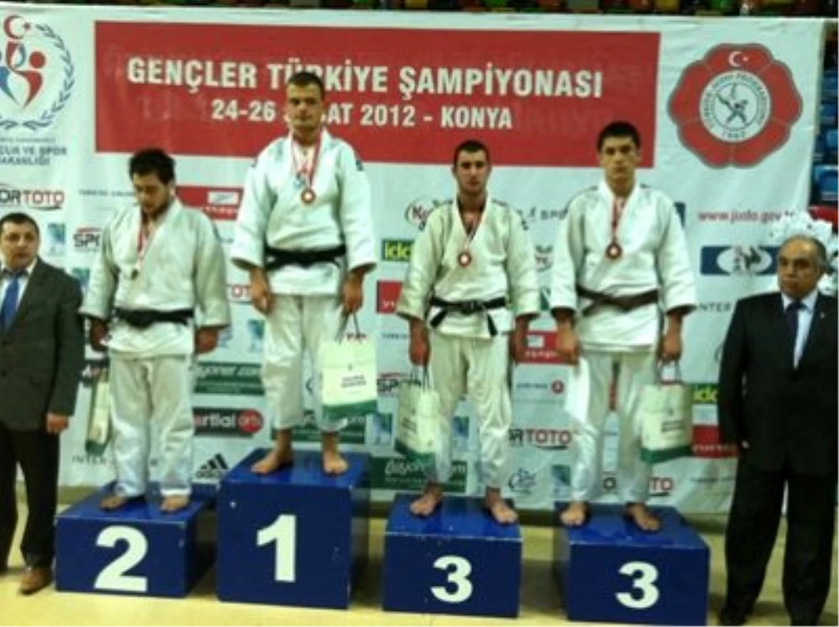 Judocular Konya\'dan Madalyalarla Döndü