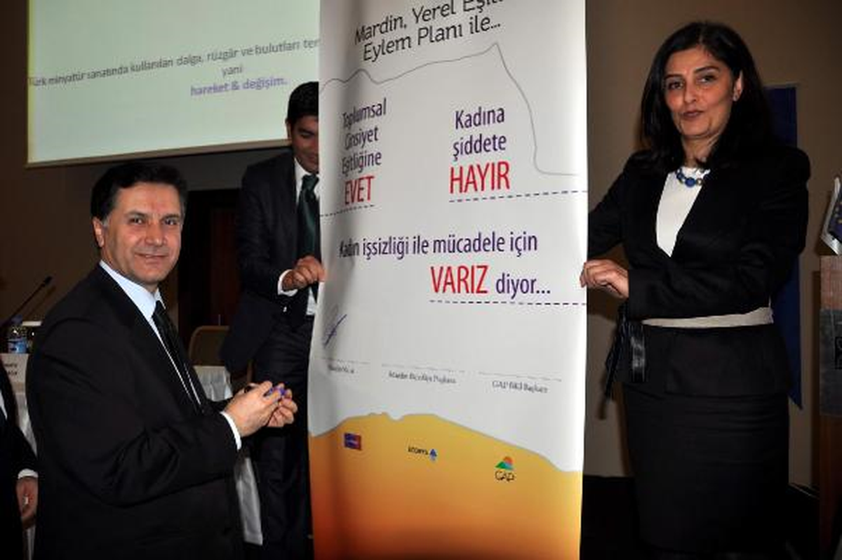 Kadın Toplantısında Protokolde Erkeklerin Oturmasına Vali Tepkisi